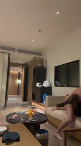 穿着涞觅巴洛克酒店开门做027丝袜高跟控交流