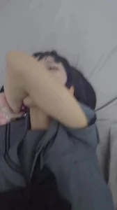 大一可爱短发学妹，按着头口爆，加群看完整版